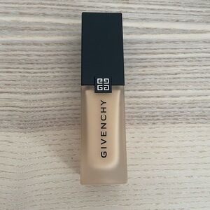 GIVENCHY Full Size Prisme Libre Skincare Foundation Matte NWOB 1-W105
